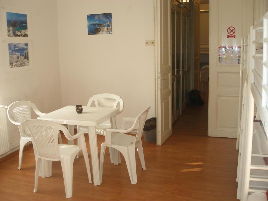 Kretan Hostel Bucharest Exterior photo
